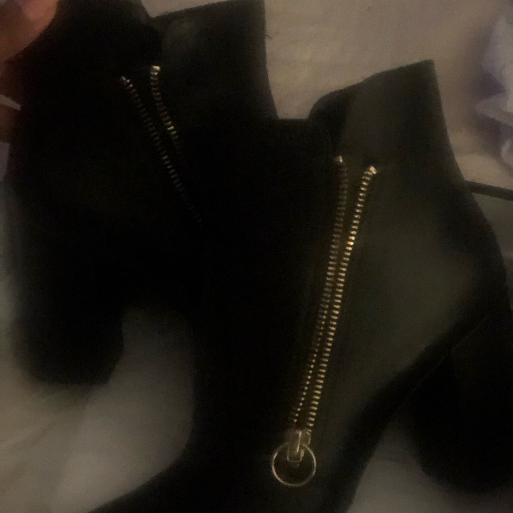 Size 7 Nine West ankle booties. Only worn 2/3 times. Great fall/ winter boot.